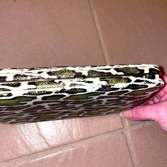 HARD CASE IVORY GREEN AND BLACK PYTHON FAUX LEATHER CLUTCH - Picture 5 of 9